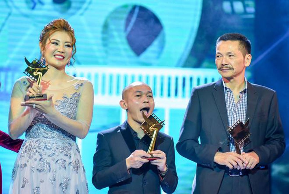 Giải thưởng Nam/ Nữ diễn viên phụ xuất sắc (lần lượt từ trái qua) được trao cho diễn viên Thanh Hương, Jimmi Khánh và NSƯT Trung Anh. Ảnh: Việt Hùng.