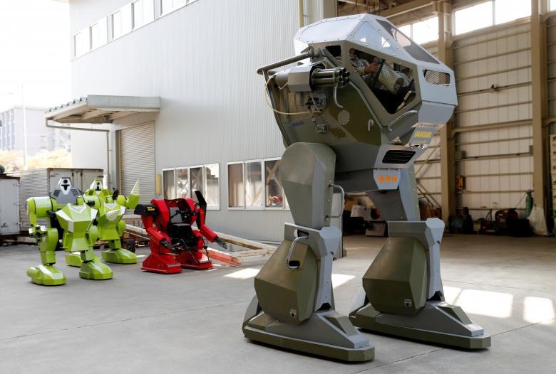 Anh Nagumo đang điều khiển chú robot Land Walker. Công ty Sakakibara Kikai đã chế tạo nhiều loại robot và cỗ máy giải trí phục vụ các bữa tiệc sinh nhật của trẻ em và mục đích giải trí, bên cạnh việc kinh doanh chính của công ty là sản xuất các máy móc nông nghiệp và cho thuê chúng với giá 100.000 yên/h (hơn 21.000.000 VND/h). (Ảnh: REUTERS)