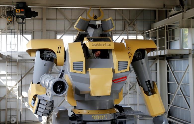 Kỹ sư Masaaki Nagumo (một kỹ sư của công ty Sakakibara Kikai) mở cửa sậptừ buồng lái của robot. (Ảnh: REUTERS)