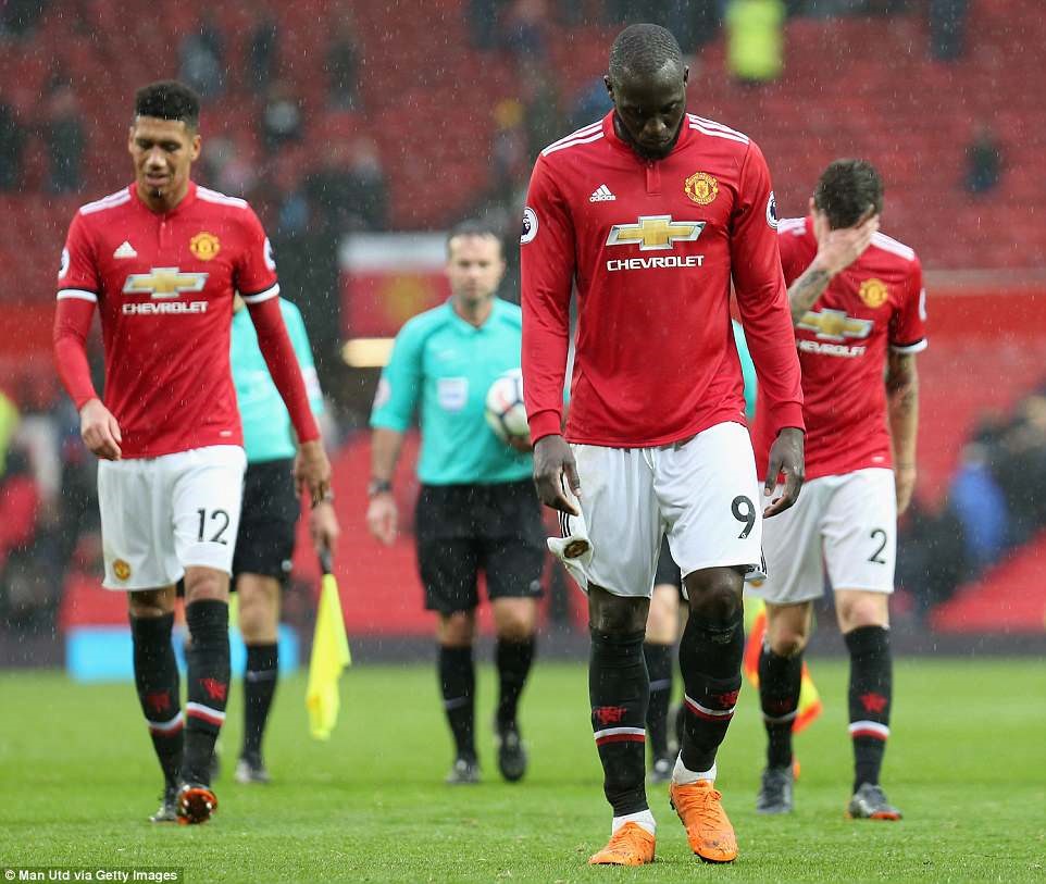 Các cầu thủ Man United tỏ rõ sự thất vọng sau hồi còi mãn cuộc. Ảnh: Getty Images.