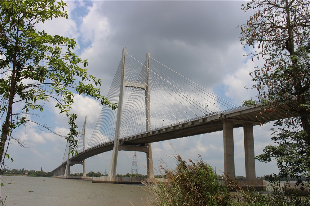 Cầu Cao Lãnh bắc qua sông Tiền nối TP.Cao Lãnh và huyện Lấp Vò (đều thuộc tỉnh Đồng Tháp).