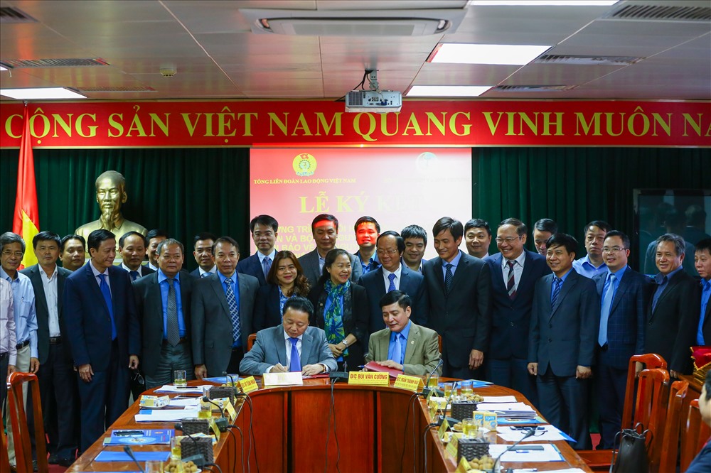 Lễ ký kết Chương trình phối hợp giữa Tổng LĐLĐVN và Bộ TN&MT. Ảnh: Sơn Tùng. 
