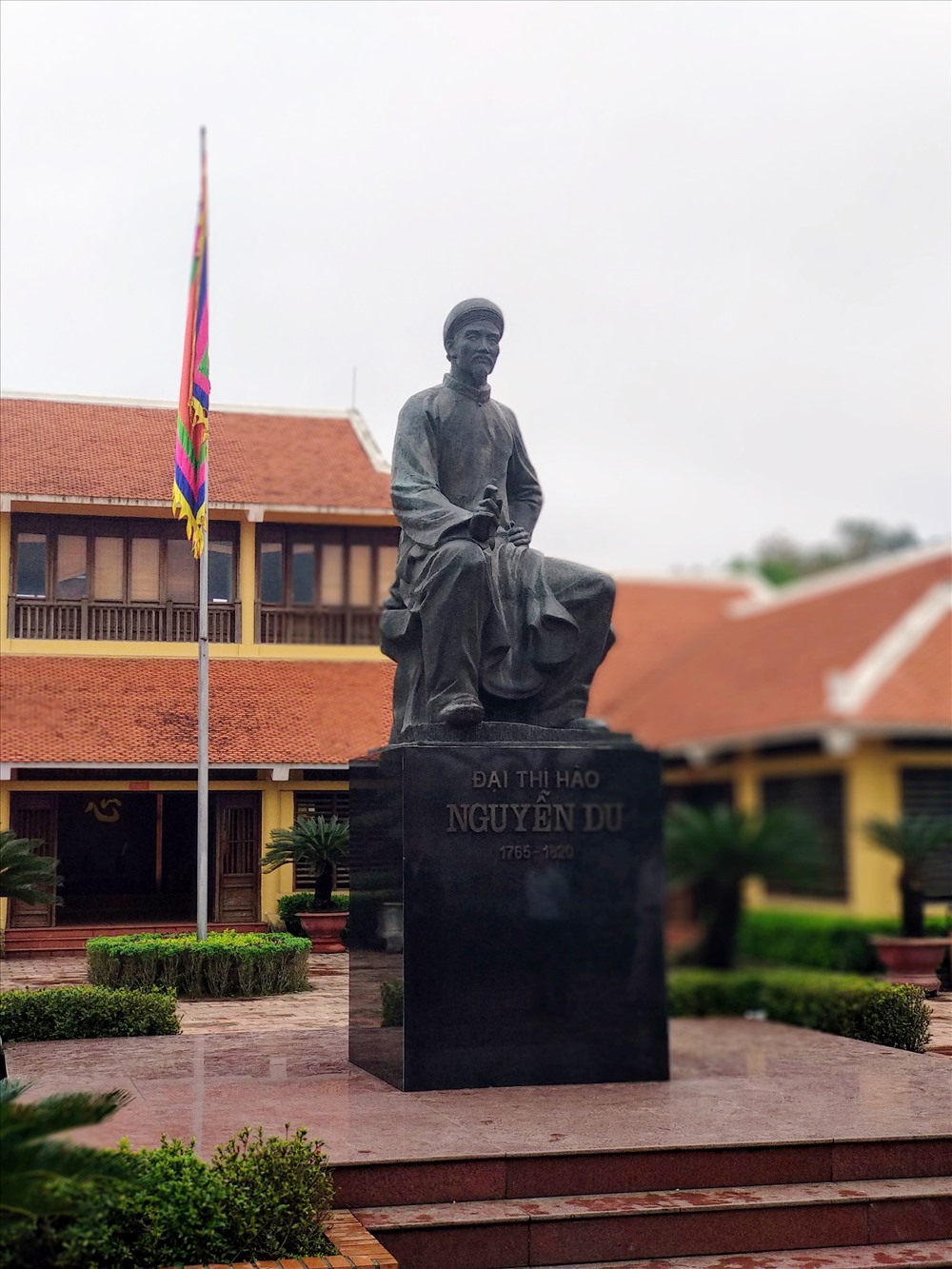 Tượng đài cụ Nguyễn Du trong khu tưởng niệm (ảnh: Q.Đ)