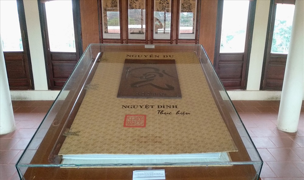 Độc bản Truyện Kiều viết trên giấy Cossin nặng 75kg, dài 1,6m, rộng 1,2m do tác giả Nguyễn Đình thực hiện nhân dịp Festival Huế 2002 (ảnh: Q.Đ)