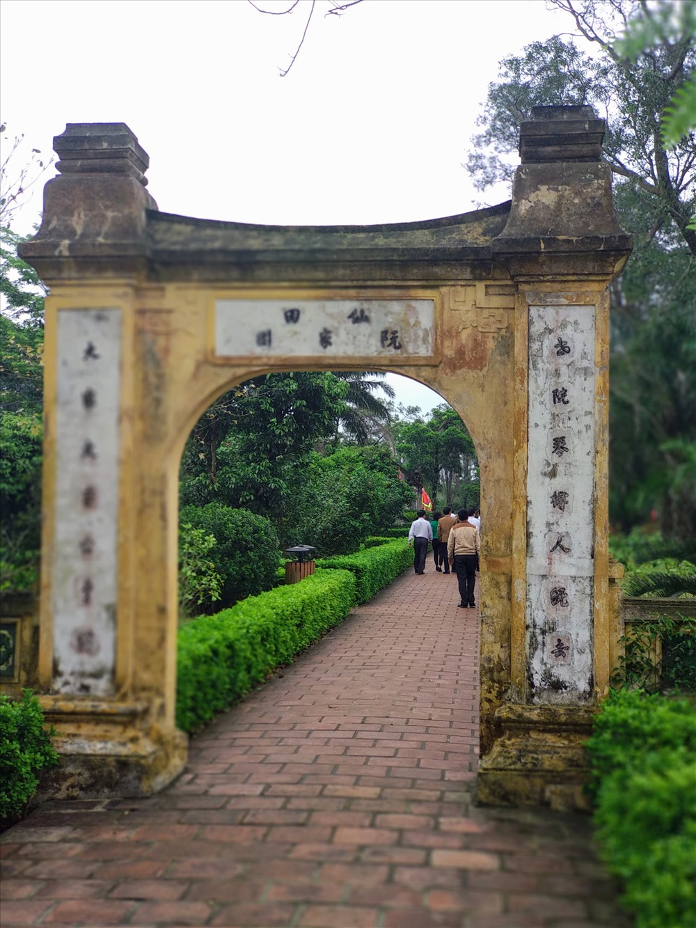 Lối vào khuôn viên gia tộc họ Nguyễn (ảnh: Q.Đ)