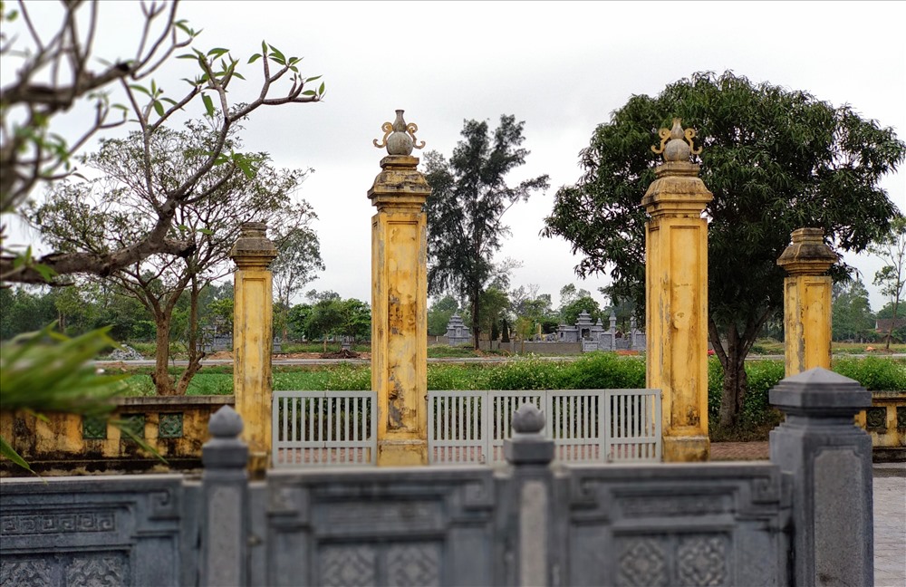 Cách khu tưởng niệm khoảng 1km là mộ Đại Thi Hào Nguyễn Du (ảnh: Q.Đ)