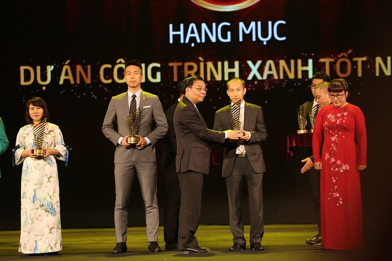 Ông Chu Ngọc Anh, Ủy viên Trung ương Đảng, Bộ trưởng Bộ Khoa học công nghệ trao Giải thưởng hạng mục Công trình Xanh tốt nhất cho dự án EcoLife Capitol