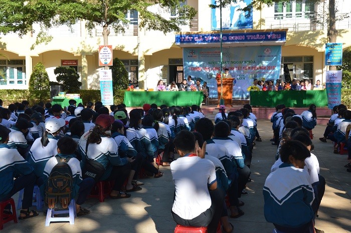 Buổi sinh hoạt ngoại khóa tuyên truyền tiết kiệm điện tại Trường trung học LươngThế Vinh, xã Quảng tín, huyện
Đắk Rlấp