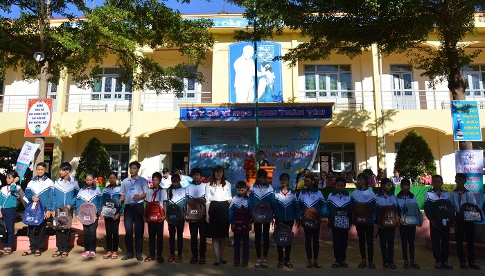 Đại diện PC Đắk Nông trao quà cho các em học sinh có hoàn cảnh khó khăn, đạt thành tích cao trong học tập.