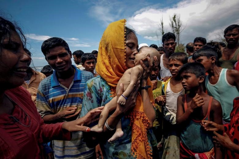 Hamida, một phụ nữ tị nạn người Rohingya, khóc thảm thiết khi bế đứa con trai 40 ngày tuổi đã chết, khi chiếc thuyền của họ bị lật trước lúc cập bờ ở Shah Porir Dwip, Teknaf, Bangladesh, ngày 14/09/2017. (Ảnh: Reuters)