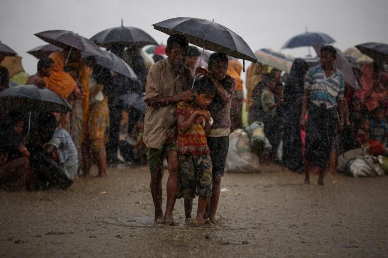 Những người tị nạn Rohingya đang cố tránh cơn mưa trong lúc bị lực lượng biên phòng Bangladesh giữ lại, sau khi những người tị nạn này vượt biên trái phép vào Teknaf, Bangladesh, 31/08/2017. (Ảnh: Reuters)
