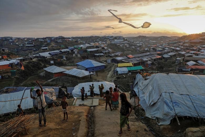 Những đứa trẻ tị nạn Rohingya đang thả những chiếc diều tự làm ở trại tị nạn Kutupalong, gần Cox's Bazar, Bangladesh, ngày 10/12/2017. (Ảnh: Reuters)
