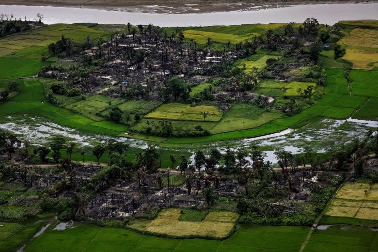 Những tàn tích của ngôi làng Rohingya bị đốt cháy được nhìn từ trên cao gần Maungdaw, phía bắc bang Rakhine, Myanmar vào ngày 27/09/2017. (Ảnh: Reuters)
