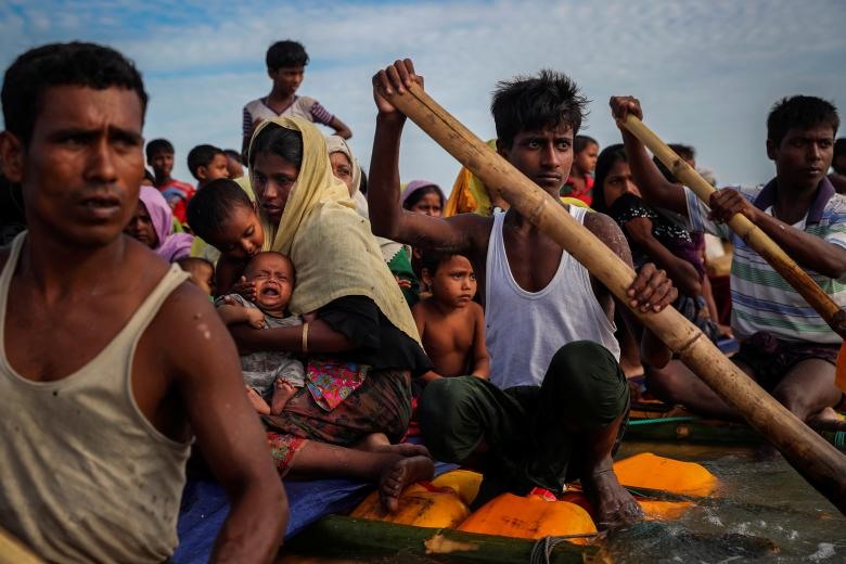 Người tị nạn Rohingya băng qua sông Naf bằng một cái bè làm vội để tới Teknaf, Bangladesh, ngày 12/11/2017. (Ảnh: Reuters)