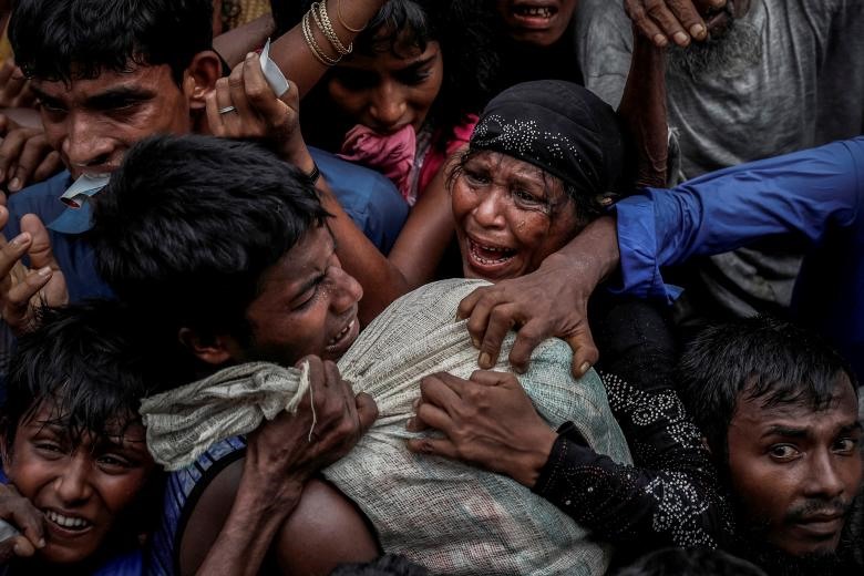 Người tị nạn Rohingya tranh cướp đồ viện trợ tại một trại tị nạn ở Cox's Bazar, Bangladesh, vào ngày 24/09/2017. (Ảnh: Reuters)