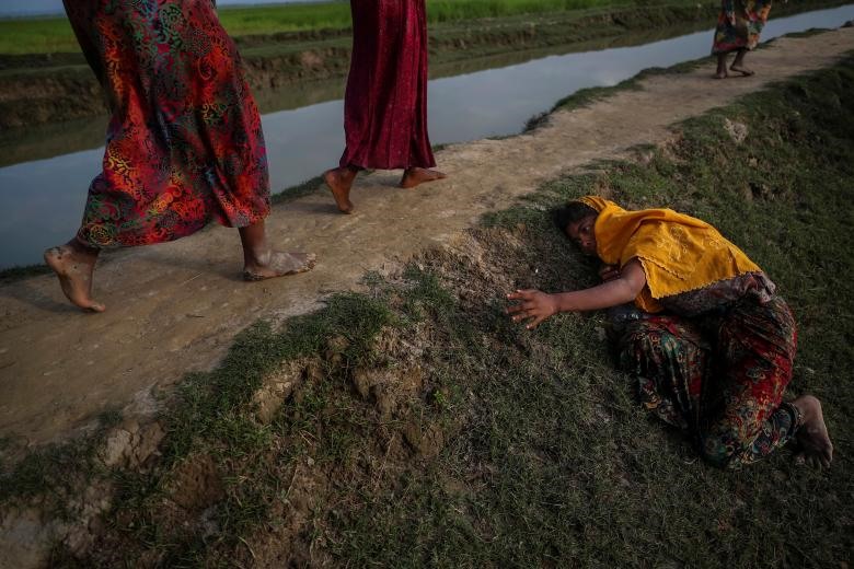 Một người tị nạn Rohingya chạy trốn khỏi bạo lực ở Myanmar đang kêu gọi sự giúp đỡ từ những người khác khi vượt biên để vào Palang Khali, gần Cox's Bazar, Bangladesh, ngày 02/11/2017. (Ảnh: Reuters)