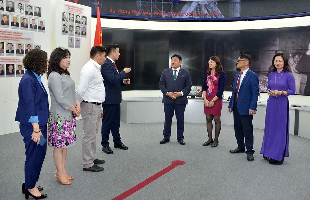 Đoàn công tác của Mông Cổ thăm quan nhà Truyền thống ngành điện lực Việt Nam và Trung tâm Điều độ Hệ thống điện quốc gia. 