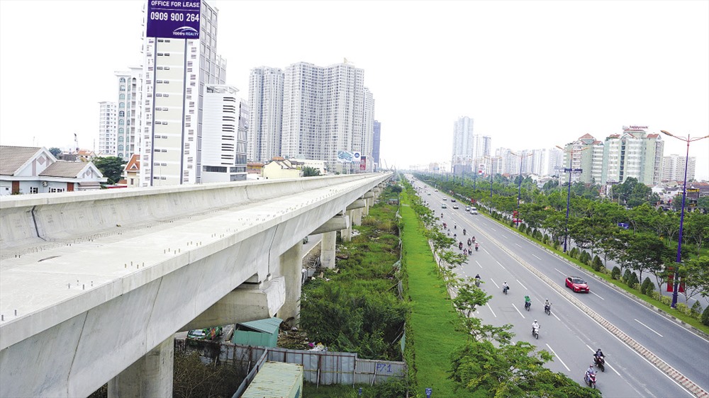 Các dự án bất động sản mọc lên san sát nhau dọc Xa lộ Hà Nội, nơi có tuyến metro số 1 Bến Thành - Suối Tiên dần hình thành. Ảnh: MINH QUÂN