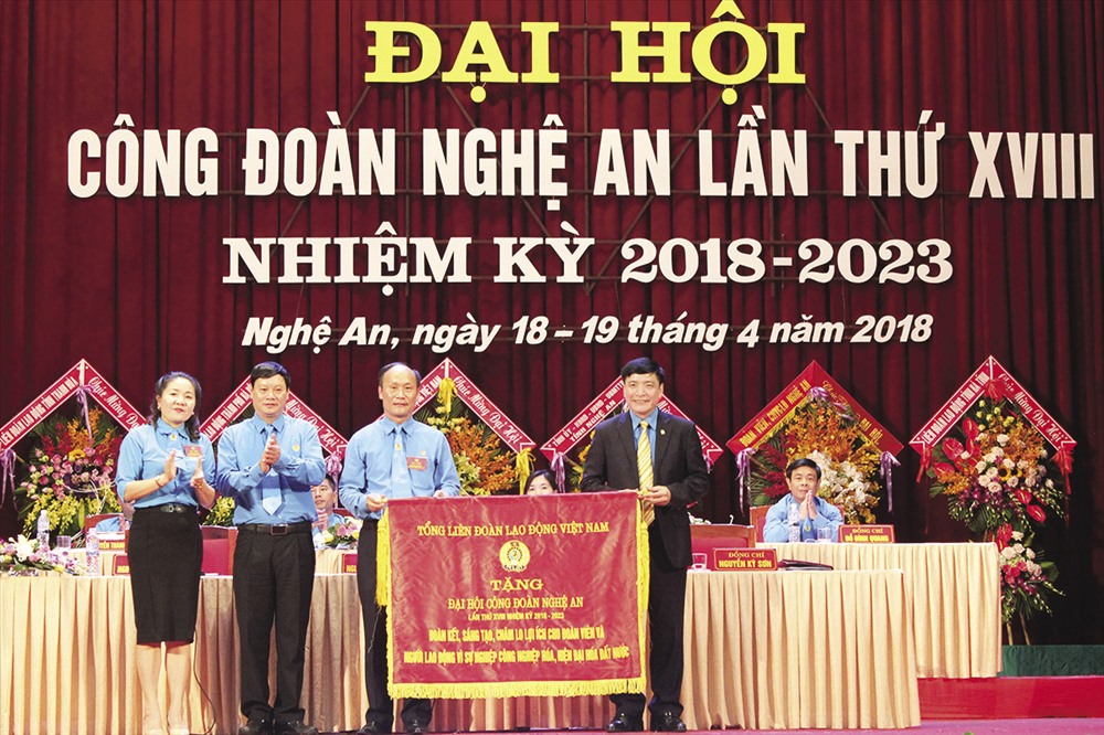 Đồng chí Bùi Văn Cường - Chủ tịch Tổng LĐLĐVN (bên phải) - trao cờ lưu niệm cho LĐLĐ tỉnh Nghệ An. Ảnh: PV