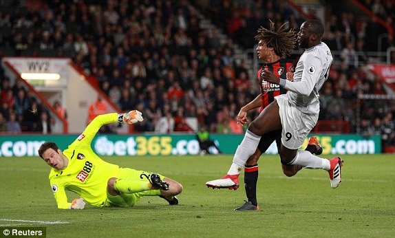 Lukaku tiếp tục là “hung thần” của Bournemouth khi anh đã ghi bàn ở cả 2 lượt trận mùa này. Ảnh: Reuters.