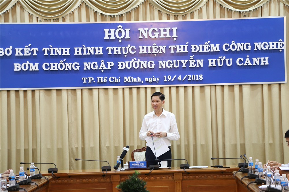 Ông Trần Vĩnh Tuyến - Phó Chủ tịch uBND TPHCM cho rằng phải áp dụng công nghệ vào công tác chống ngạp mà mô hình máy bơm thông minh của Cty Quang Trung là ví dụ điển hình. Ảnh: Trường Sơn