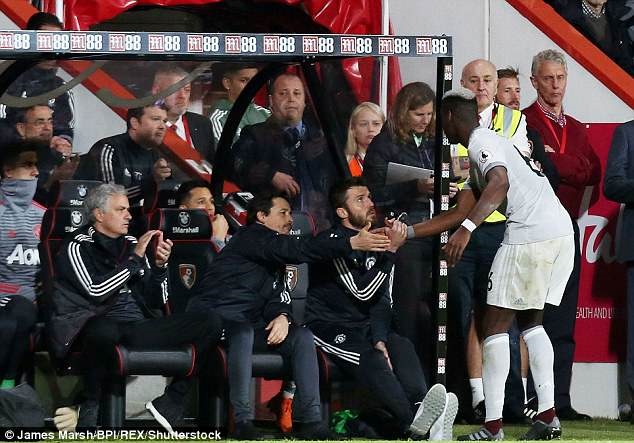 Những trợ lý BHL bắt tay Pogba, nhưng Mourinho thì không. Ảnh: REX.