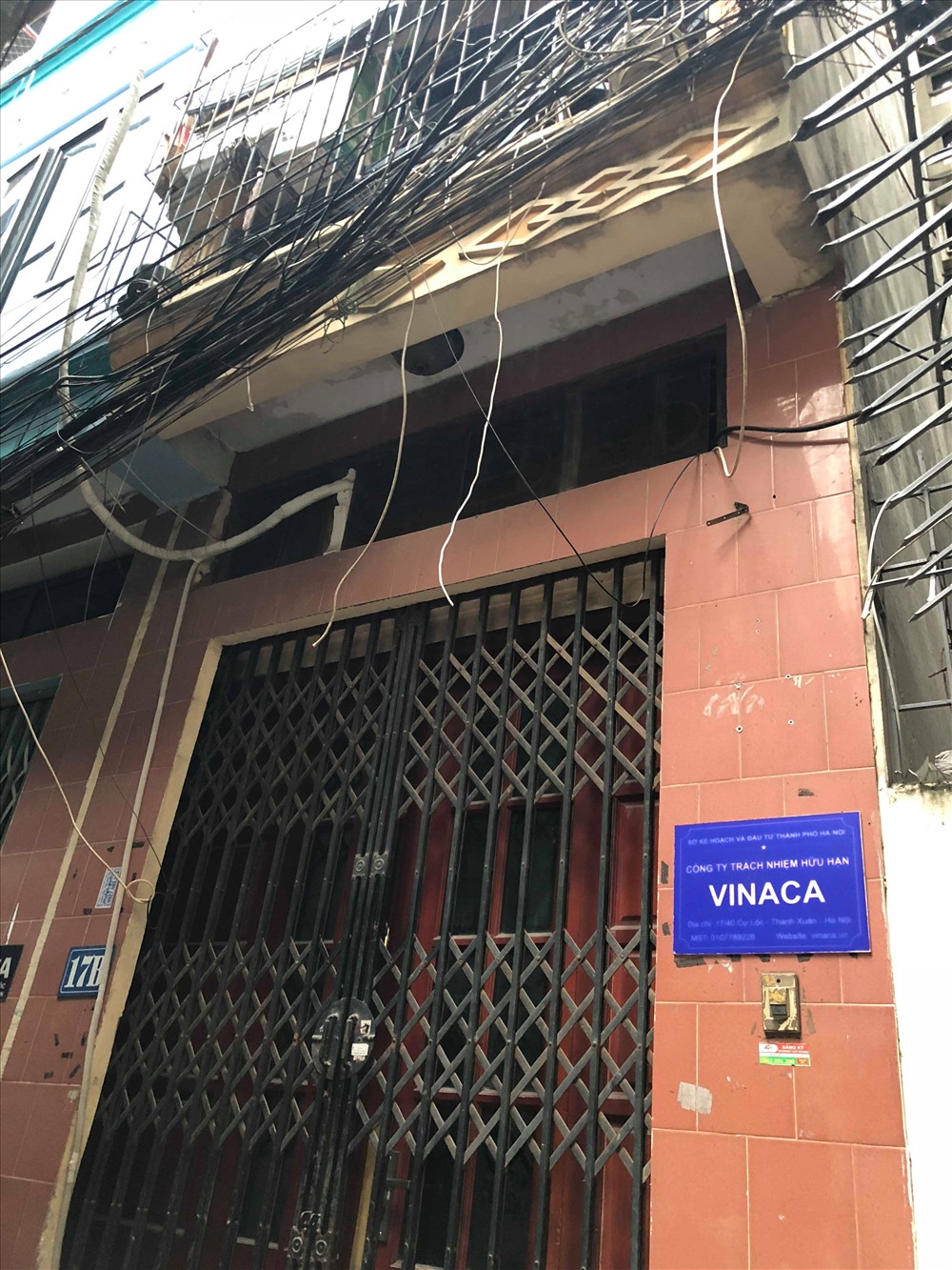 Trên giấy tờ đăng ký kinh doanh, Cty Vinaca có trụ sở tại số 17/40 phố Cự Lộc (phường Thượng Đình, quận Thanh Xuân, Hà Nội) nhưng người dân tại khu vực này cho biết, ngôi nhà này từ lâu đã đóng cửa, gần như không có hoạt động gì