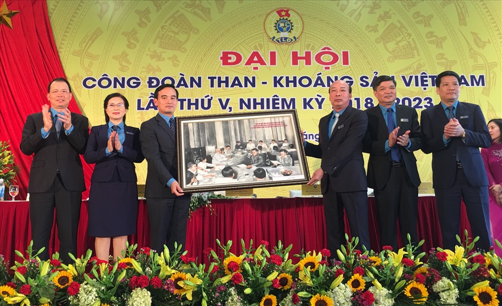 Đồng chí Lê Minh Chuẩn đã tặng Ban thường vụ CĐ KTV bức ảnh quý: Bác Hồ nói chuyện thân mật với CNLĐ ngành than. Ảnh: V.L