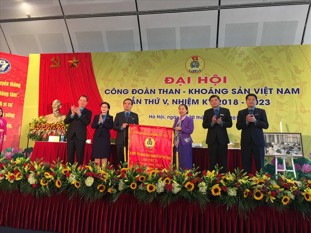 Phó Chủ tịch Tổng LĐLĐVN Nguyễn Thị Thu Hồng tặng Đoàn Chủ tịch cũng tặng CĐ TKV bức trướng nhận dịp Đại hội V. Ảnh: V.L 