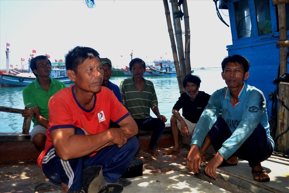 Các ngư dân trên tàu cá QNg 96355 - TS bị cướp ở Hoàng Sa. Ảnh: VM
