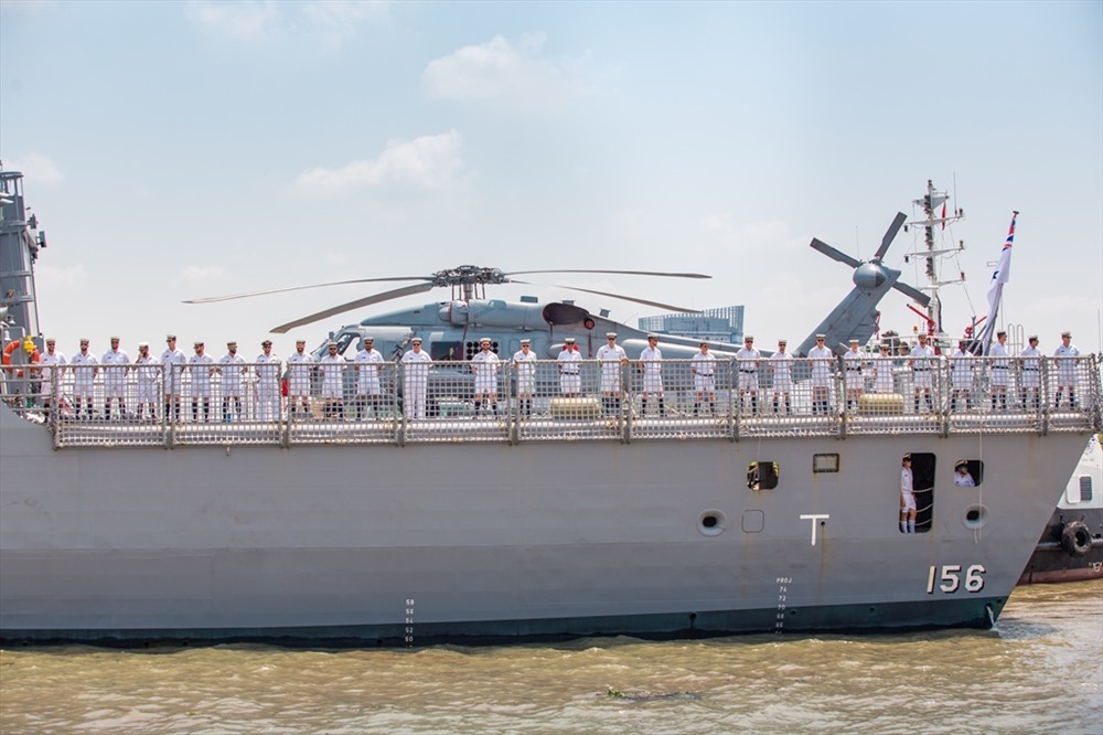 Tàu HMAS Toowoomba và các thủy thủ đoàn cập cảng Sài Gòn. Ảnh: DDSQ Australia