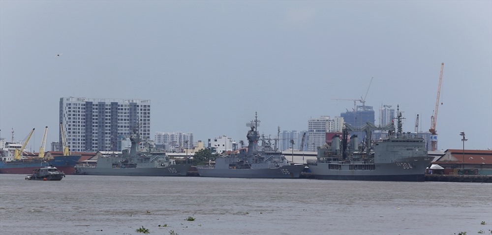 Ba tàu Hải quân Australia cập cảng Sài Gòn sáng 19.4. Ảnh: ĐSQ Australia