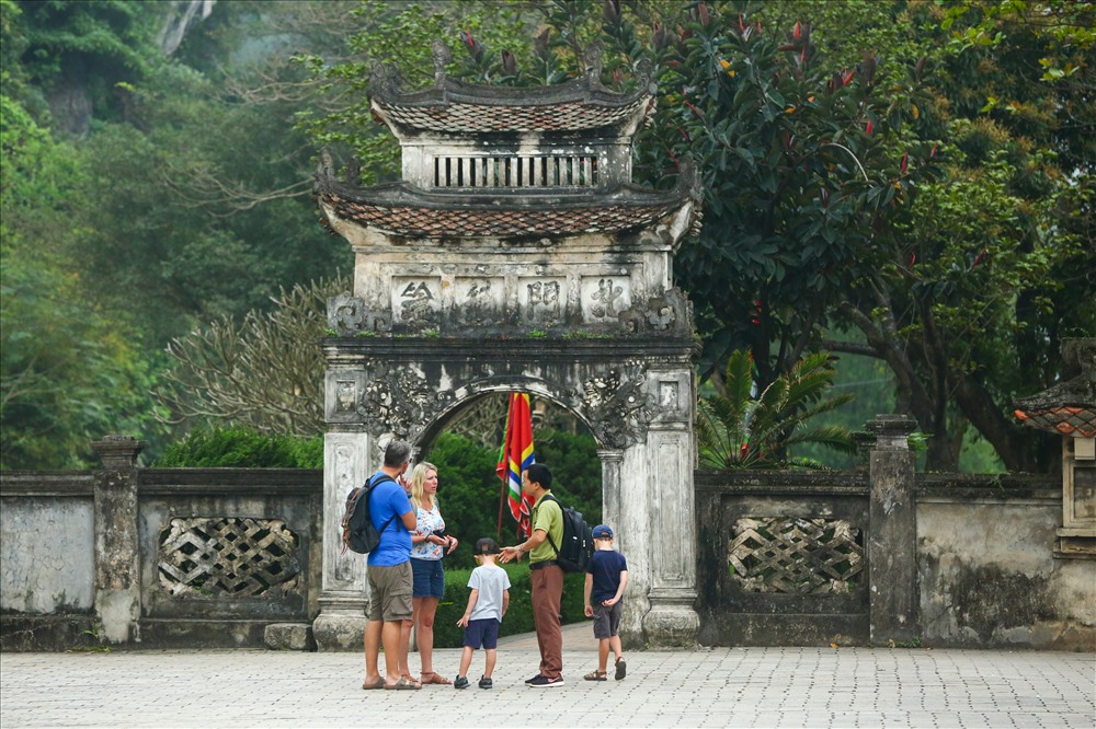 Du khách nước ngoài trước đền vua Đinh.