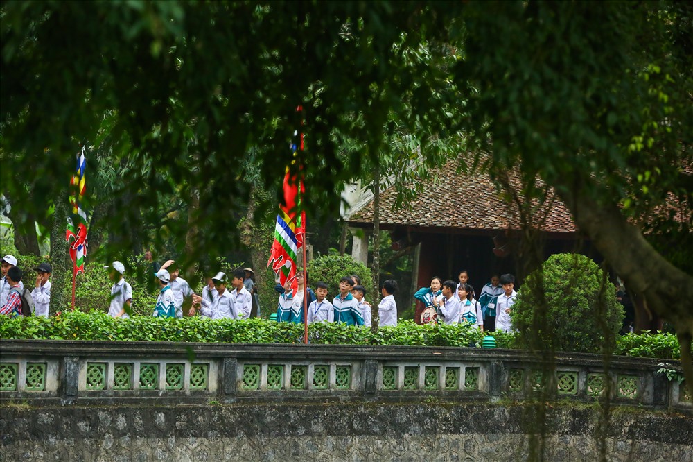 Các em học sinh vào viếng đền vua Đinh.