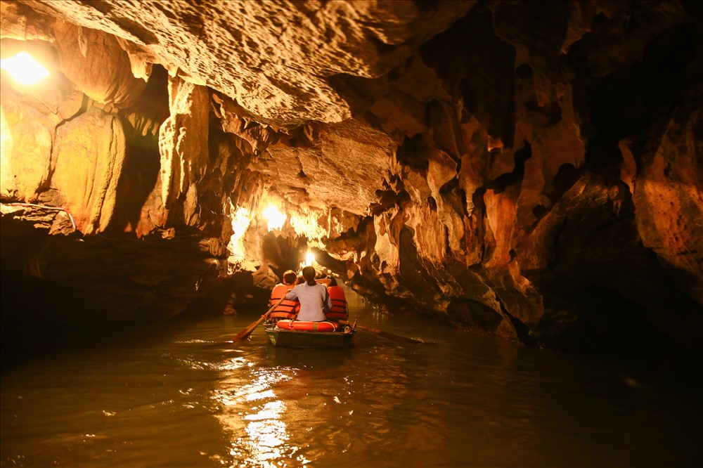  Du khách đi thuyền thăm quần thể di sản thế giới Ninh Bình.
