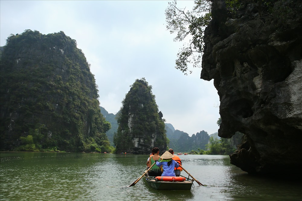 Du khách đi thuyền thăm quần thể di sản thế giới Ninh Bình.