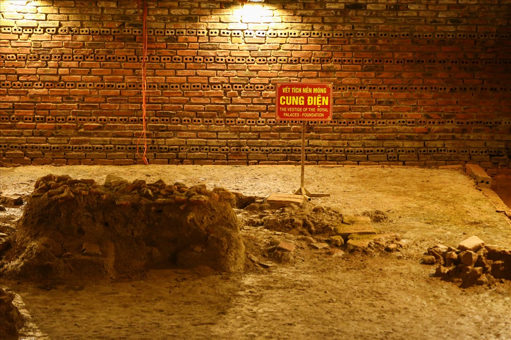 Một hố khai quật khảo cổ nền móng cung điện của triều đại vua Đinh. Ảnh: Sơn Tùng