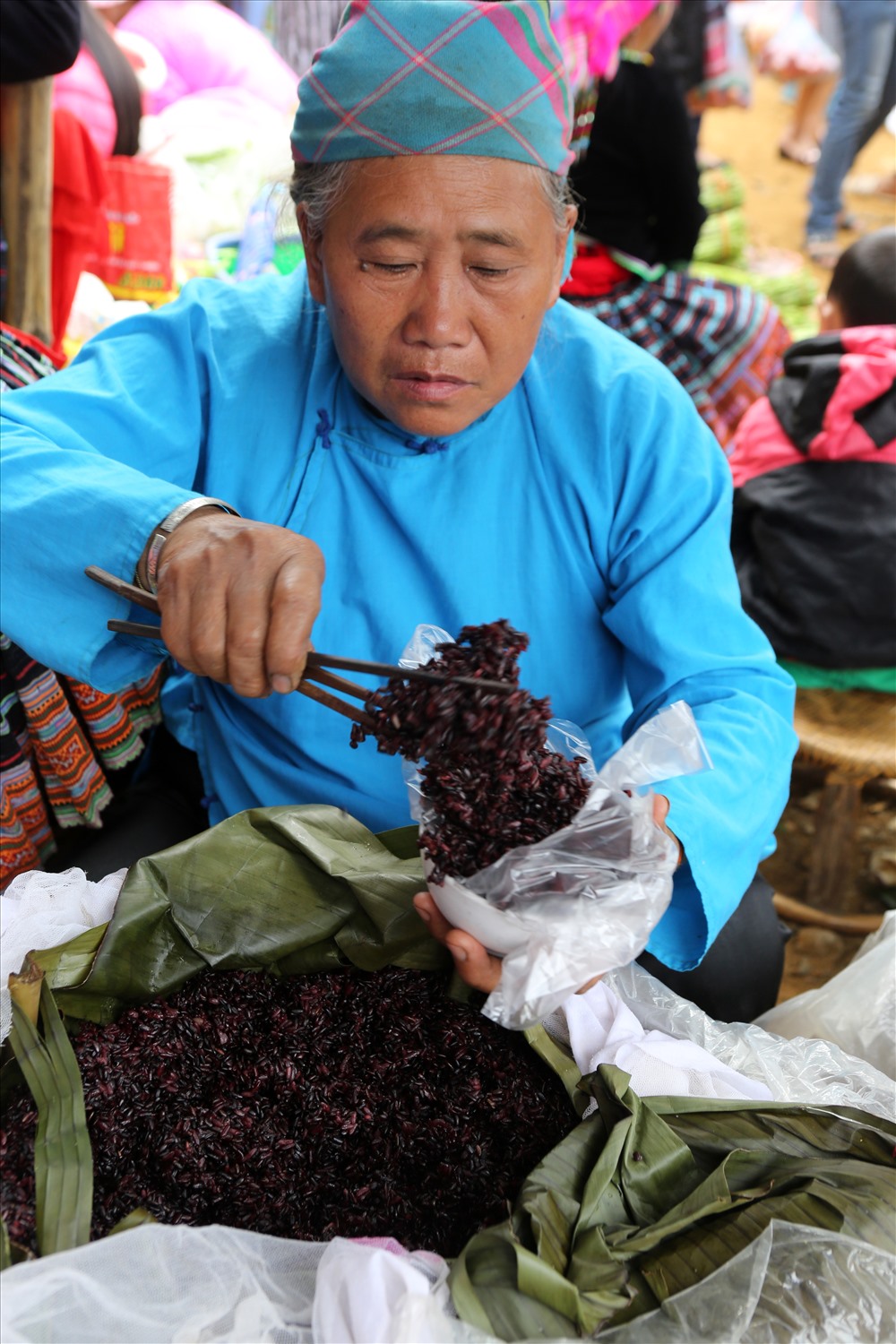 Gánh hàng xôi nếp cẩm của người phụ nữ dân tộc Giáy ở chợ phiên San Thàng.