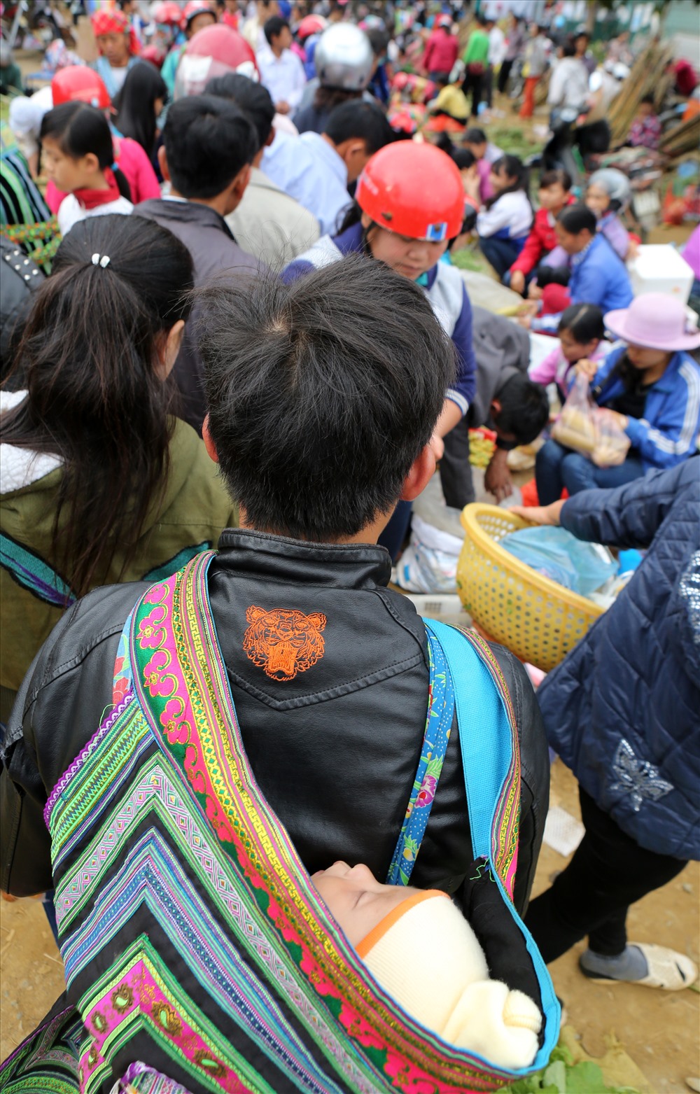 Đứa trẻ dân tộc Mông ở xã Sin Suối Hồ, huyện Tam Đường (cách chợ phiên San Thàng 30 km) ngủ trên lưng cha đến chợ phiên.