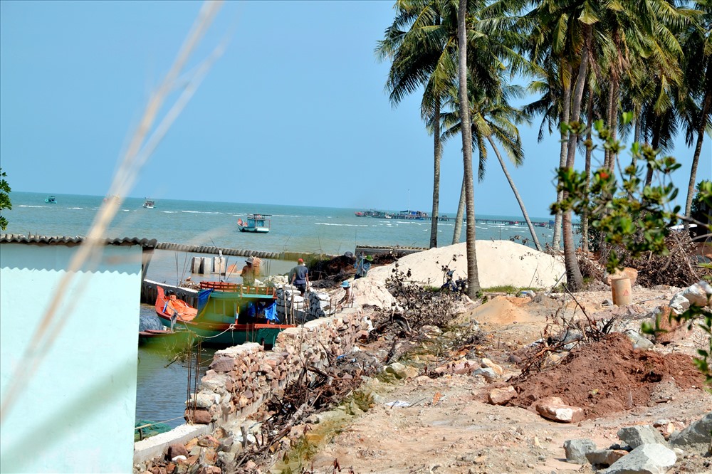 Cận cảnh người dân xã Hàm Ninh tự ý lấn bờ biển để mở rộng đất trong những ngày đất Phú Quốc sốt giá. (Ảnh: Trà Sư)