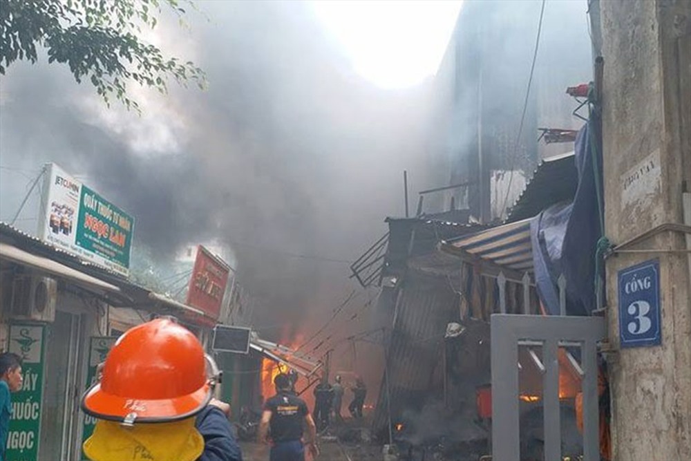 Cháy ở khu chợ Quang (Thanh Liệt, Thanh Trì, Hà Nội) ngày 31.3. Ảnh: A.C