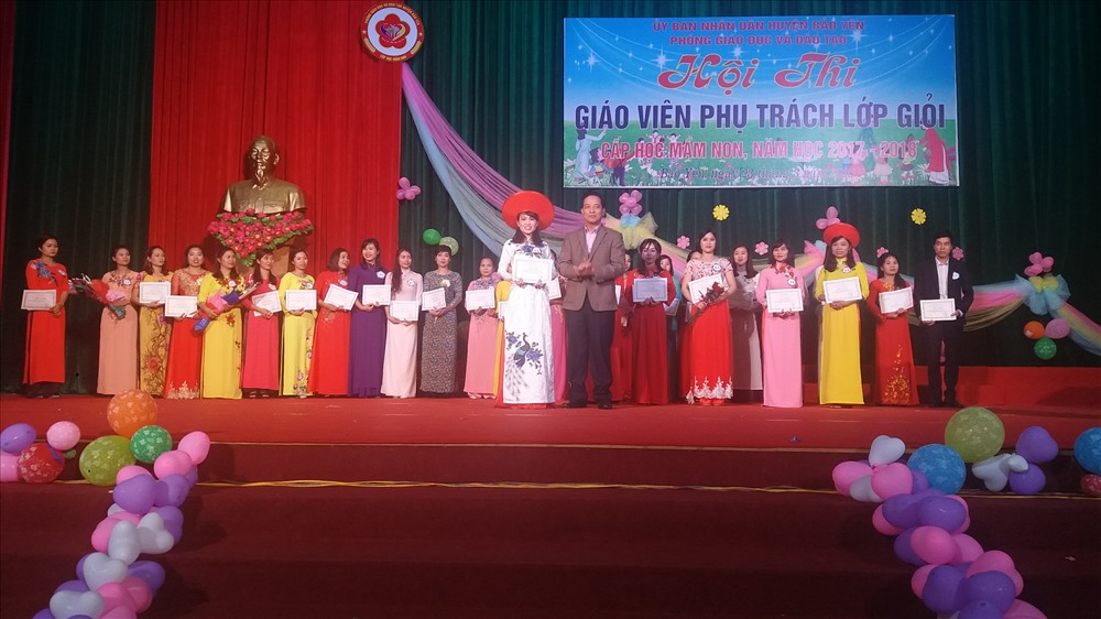 Ông Vi Lam Sơn – Chủ tịch Hội Khuyến học huyện, nguyên Bí thư Huyện ủy Bảo Yên trao giải nhất cho thí sinh đạt giải.