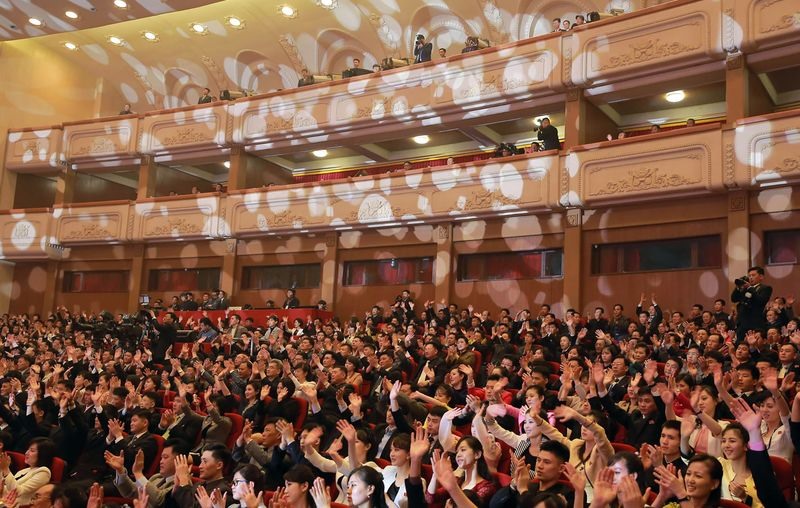 Khán giả tại Nhà hát lớn đông Bình Nhưỡng. Ảnh: KCNA.