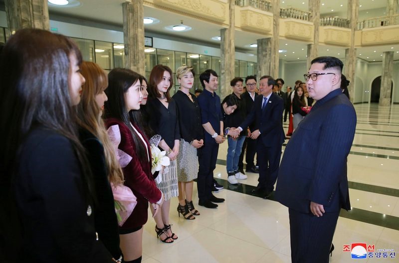 Ông Kim Jong-un trò chuyện với các nghệ sĩ Hàn Quốc. Ảnh: KCNA.