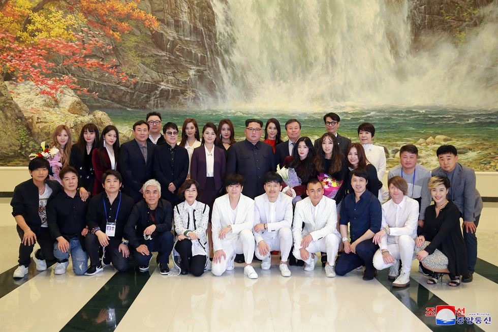 Ông Kim Jong-un và phu nhân Ri Sol-ju chụp ảnh cùng các nghệ sĩ Hàn Quốc. Ảnh: KCNA.