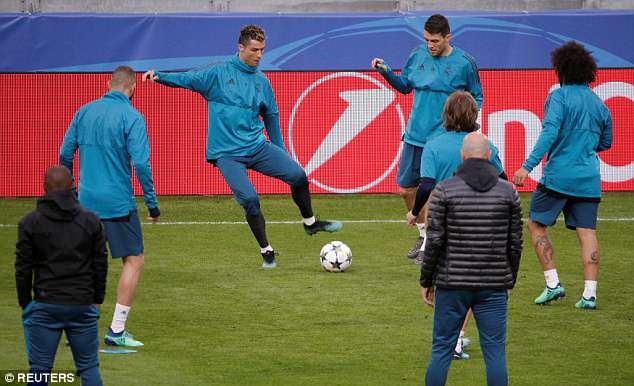 Các cầu thủ Real Madrid tập luyện đầy hứng khởi trước trận gặp Juventus. Ảnh: Reuters.