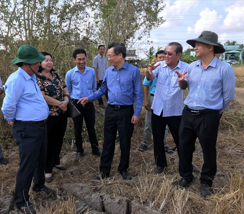 Bí thư Tỉnh ủy, Chủ tịch UBND tỉnh Bạc Liêu khảo sát vị trí đặc bãi đổ xe vào chùa Hưng Thiện (ảnh Nhật Hồ)