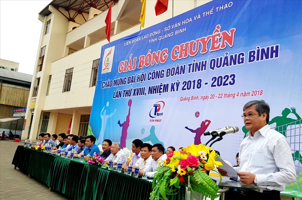 Phó Chủ tịch LĐLĐ Quảng Bình Nguyễn Xuân Toàn phát biểu khai mạc giải đấu. Ảnh: Lê Phi Long