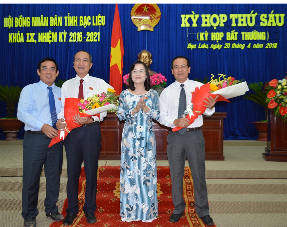 Chủ tịch HĐND Lê Thị Ái Nam tặng hoa cho ông Lê Thành Hùng và Phan Như Nguyện 