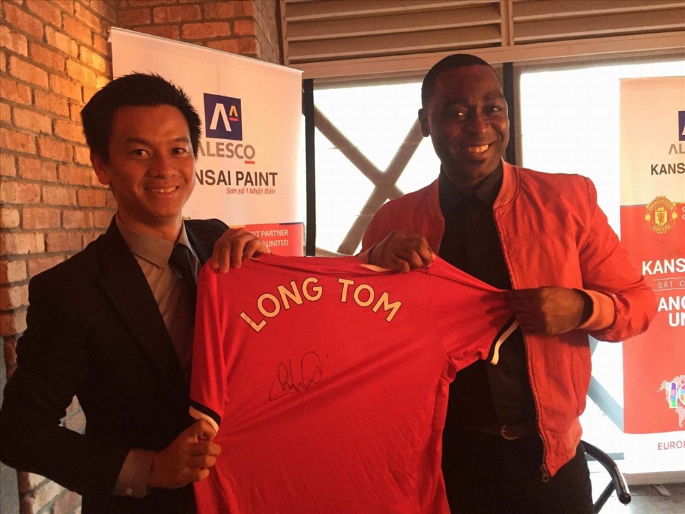 Huyền thoại M.U Andy Cole trao tặng chiếc áo thi đấu cho Thanh Long.